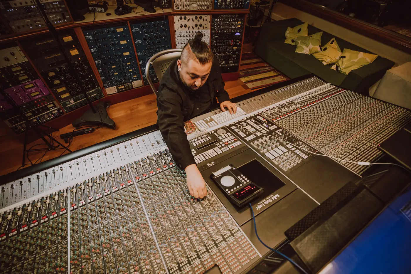 Manos de Seba sobre una consola de gran formato
