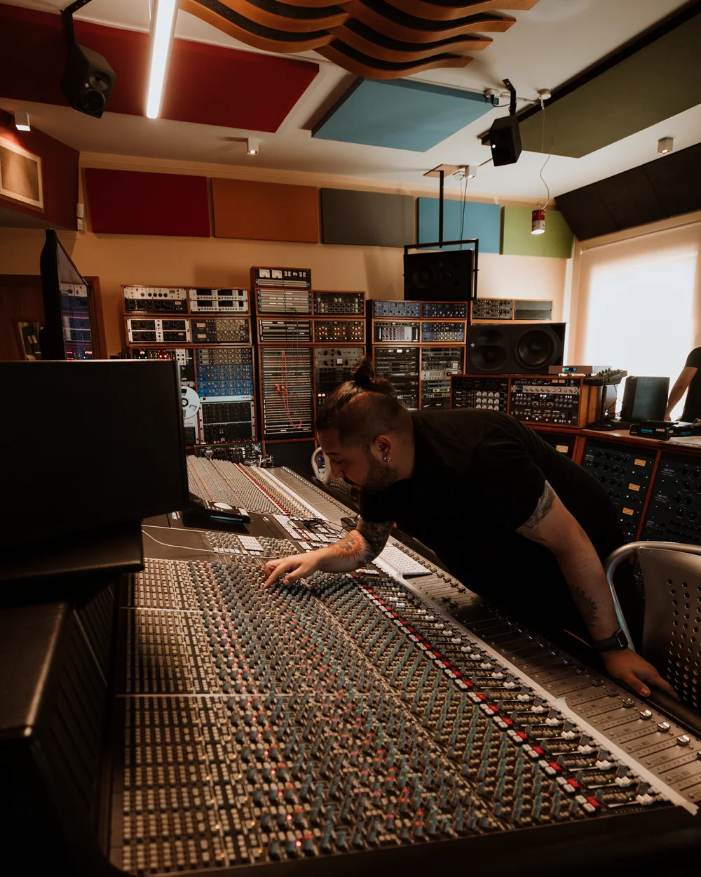 Seba mezclando en una consola de gran formato en el estudio
