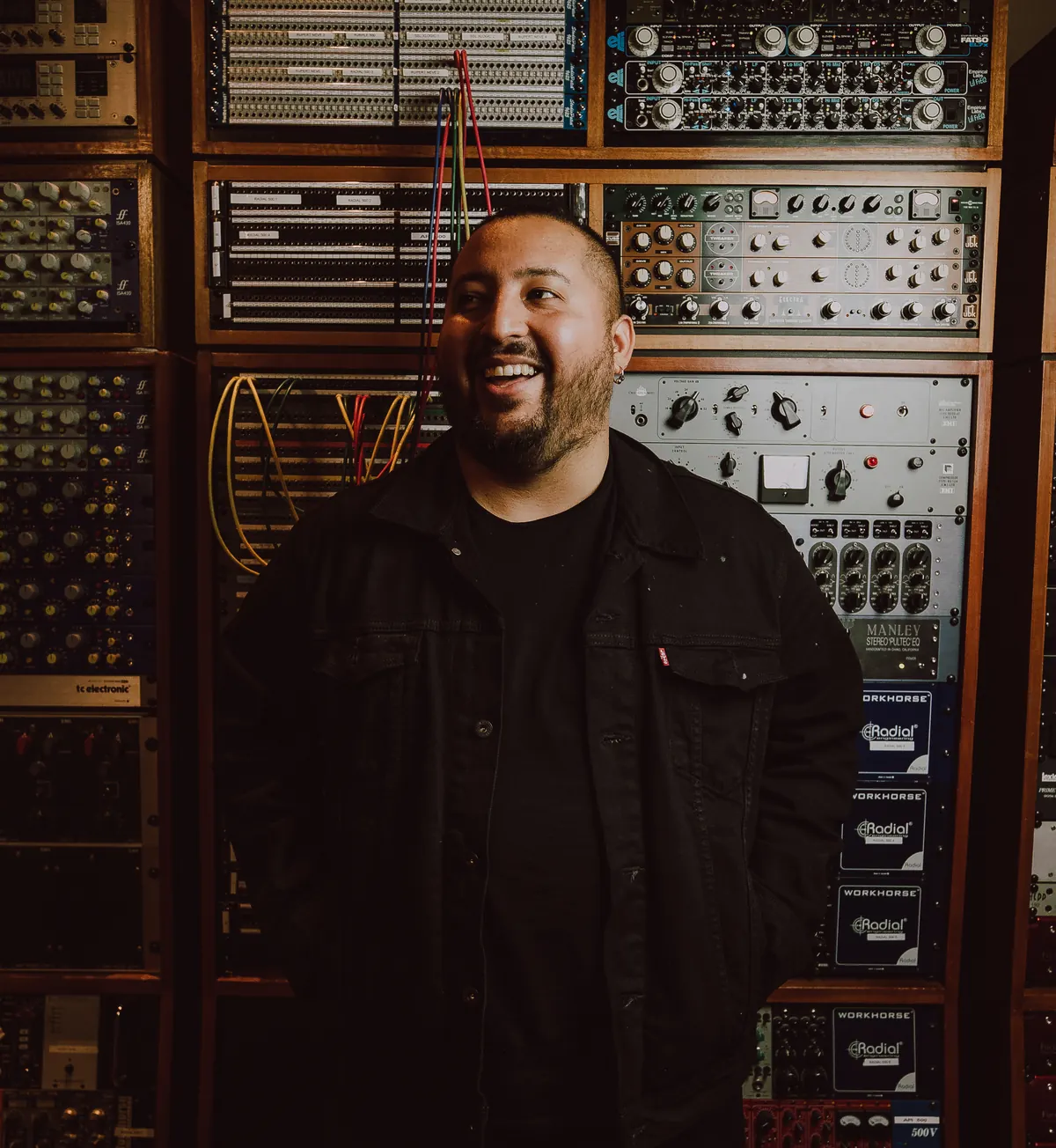 Sebastián Aguilera, ingeniero de mezcla y mastering, en su estudio en Santiago