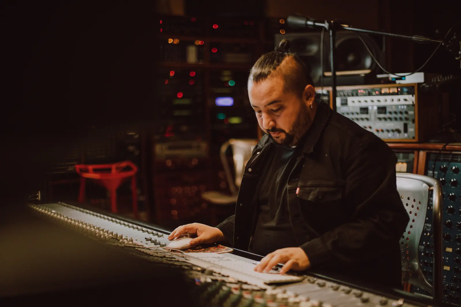 Seba mezclando en la consola del estudio